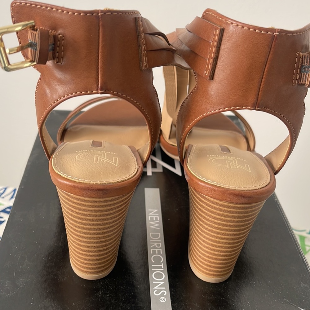 Woman’s Sandals - Picture 2 of 4